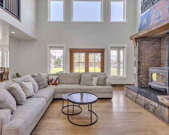 Modern Farmhouse Three Bears Getaway - Hamilton - Wohnzimmer
