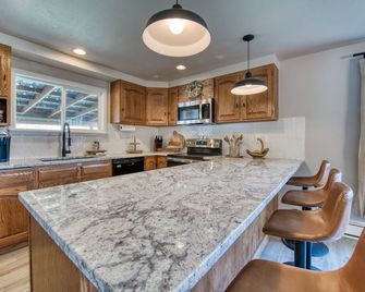 Rustic escape at Tamarack Ranch! Mountain View home in the Bitterroot Valley! - Hamilton - Cocina