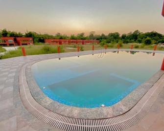 The Tiger Valley Resort - Tala - Piscina