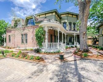 Enchanting Escape - דנבר - בניין