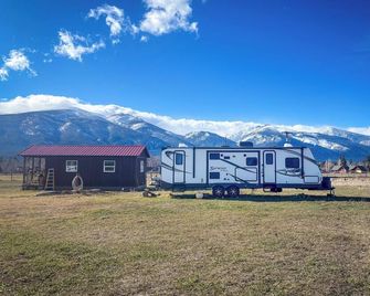 Spacious Travel Trailer with AC in Stevensville - Stevensville - Edificio