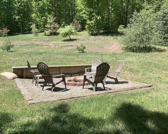 Porter’s Place - cozy and quiet home centrally located in Northern Michigan. - Gaylord - Patio