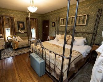 Iron Amethyst Inn Boutique Hotel - Mazomanie - Bedroom