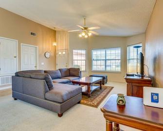 Navarre Vacation Rental Home about 4 Mi to Beach! - Navarre - Living room