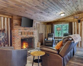 Cozy Log Cabin in Jim Thorpe - Jim Thorpe - Living room