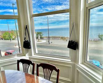 Seafront Apartments - North Shields - Dining room