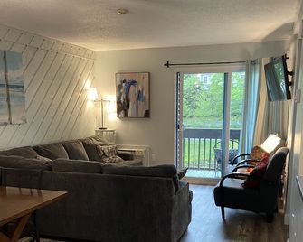 Convenient location to Weirs Beach at Lake Winnipesaukee - Laconia - Living room