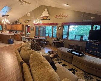 Quick Escape - Large 3+Bed 2 Bath Cabin near Eagle River & St. Germain - Eagle River - Living room