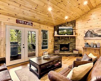 Western NC Cabin-Quiet, Peaceful Mountain Escape w/Hot Tub and Long-range Views - Murphy - Living room
