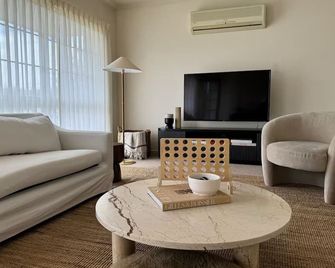 Interior Stylist's Country Unit - Nhill - Wohnzimmer