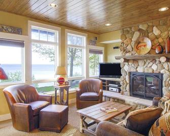 Trappers Landing Lodge - Walker - Living room