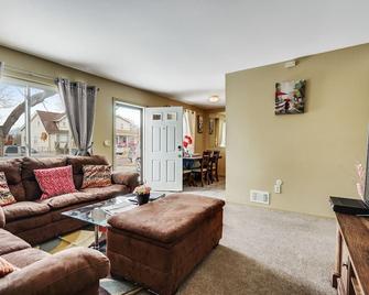 Super cute & lovely home in Ferndale, MI - Ferndale - Living room