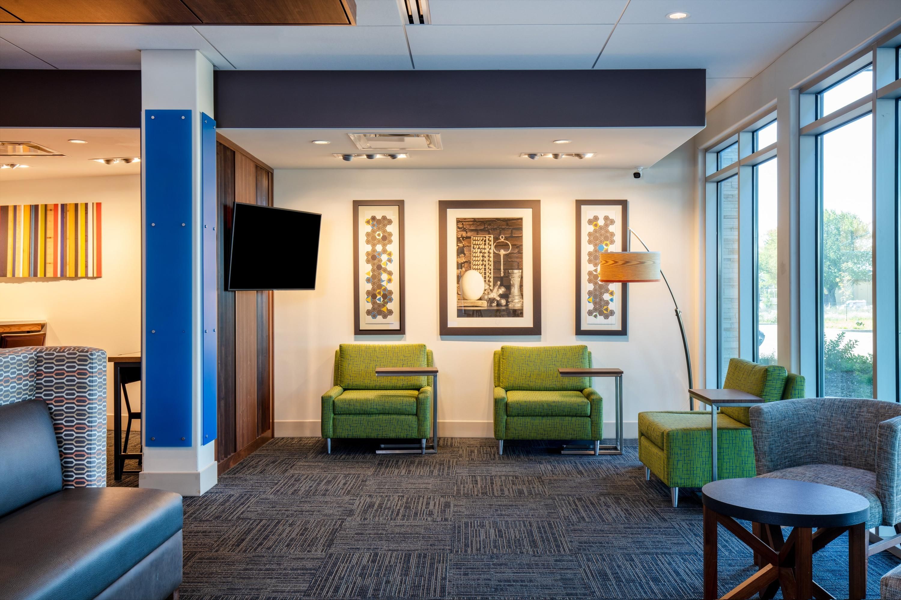 Holiday Inn Express & Suites Beloit By IHG - Beloit - Lounge