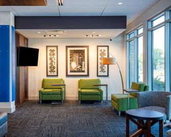 Holiday Inn Express & Suites Beloit By IHG - Beloit - Lounge