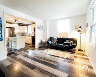 Steps away from the beach, perfect family getaway - 5 min walk to beach - Port Stanley - Living room