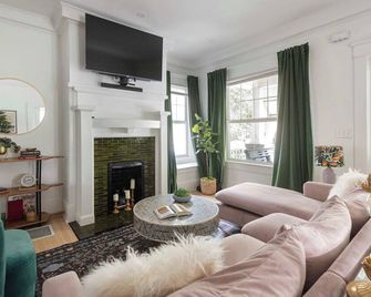 Ice Cream Shop - Atlanta - Living room