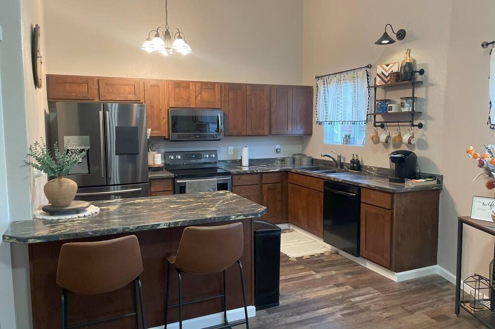 Historic downtown Cut Bank home. Centrally located-close to entertainment. - Cut Bank - Kitchen