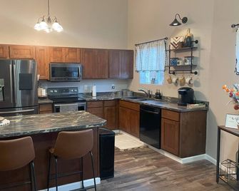 Historic downtown Cut Bank home. Centrally located-close to entertainment. - Cut Bank - Kitchen