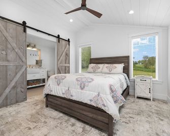 Newly renovated 1950's leelanau trail side cottage - Suttons Bay - Habitación