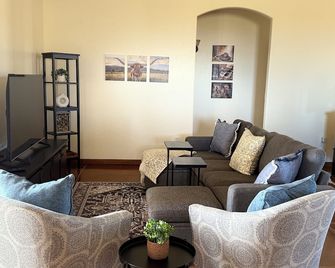 Arizona wine country getaway - spacious 3 bedroom - 2.5 bath home near wineries - Elgin - Living room