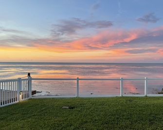 Bayfront Home ~close to beach~ Community pool~ hot tub ~ family friendly. - Port Isabel - Balcony