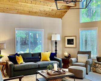 Large Private Upscale Elk Meadow Chalet Close To Mt Rainier & Crystal Mountain - Enumclaw - Living room