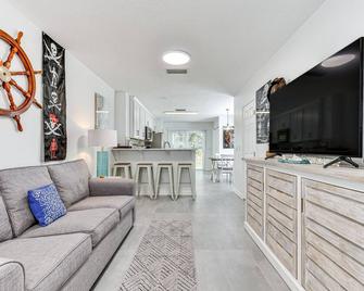 Fernandina Beach Townhome, Steps to Public Beach - Fernandina Beach - Living room