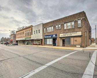 Cozy apartment next to Fountain lake, hospital and downtown restaurants. - Albert Lea - Building