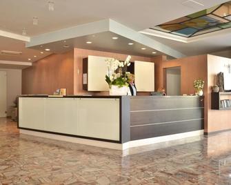 호텔 암부르고 - 비비오네 - 프론트 데스크