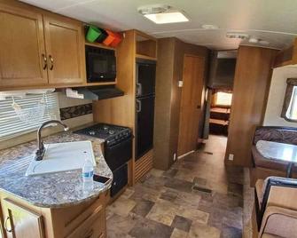 Beautiful travel trailer with private fenced in yard, deck, and fire pit. - Dade City - Kitchen