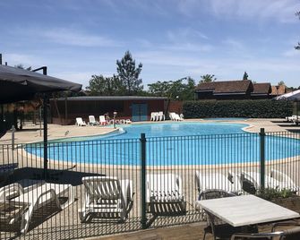 chalet in a holiday village near the beach - Bias - Piscine