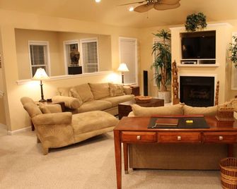 Nags Head beautiful villa/home w/private pool hot tub FP ocean view pet-friendly - Nags Head - Living room