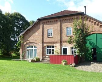 Holiday apartment Hoppenrade for 1 - 6 persons with 2 bedrooms - Holiday apartment - Lalendorf - Edificio