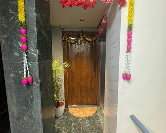 Over True Dorms - Navi Mumbai - Lobby