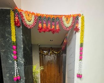 Over True Dorms - Navi Mumbai - Lobby