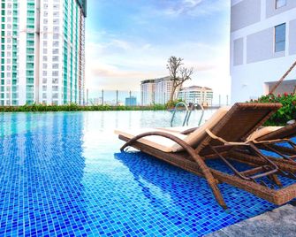 June Home Rivergate - هوتشي مين سيتي - حوض السباحة