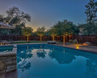 A quiet, relaxing, country getaway with a creek, pool and private hot tub. - Greenfield - Piscina