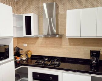 Charming 3-bedroom house with AC and WiFi in enchanting Ciénaga - Ciénaga - Cocina