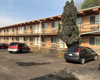 Town Motel - Oshkosh - Building