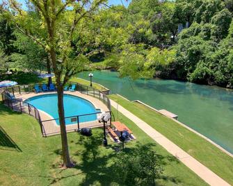 Inverness Condos #302 by RedAwning - New Braunfels - Pool