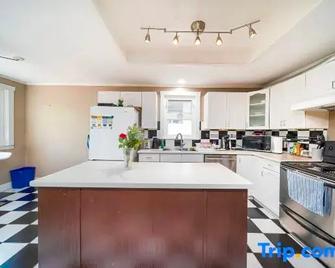 Charming 3br Home Near Ubc With Parking & Backyard - Vancouver - Küche