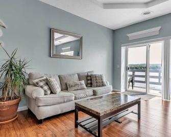 Flx Retreats Conesus Condos- Apt A - Geneseo - Huiskamer