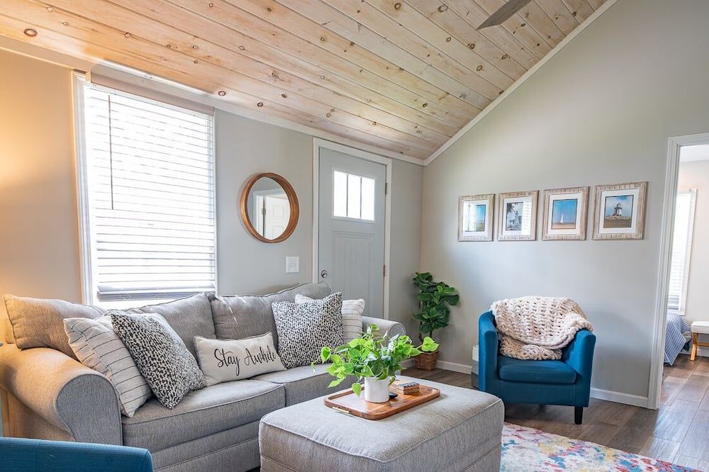 Renovated Retreat Home in Huron Walking - Huron - Living room