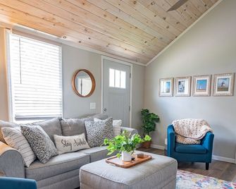 Renovated Retreat Home in Huron Walking - Huron - Living room