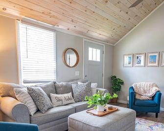 Renovated Retreat Home in Huron Walking - Huron - Living room