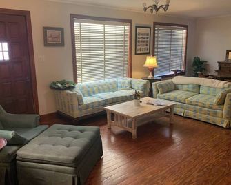 Family-Friendly Home in Lafayette - Near UL and Festivities - Lafayette - Living room
