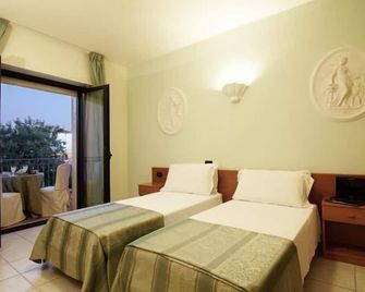 Hotel Leon - Ristorante Al Cavallino Rosso - San Giovanni Rotondo - Bedroom