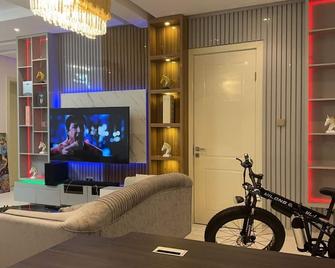 3 Executive Master Bedroom Ensuite With Maginificent Oceanview In Banana Island - Lagos - Living room