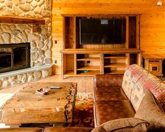 The Lanes at Meemo's Farm & Retreat - Evart - Sala de estar