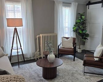 The Washington Suite on the main street in Downtown Cedarburg - Cedarburg - Living room